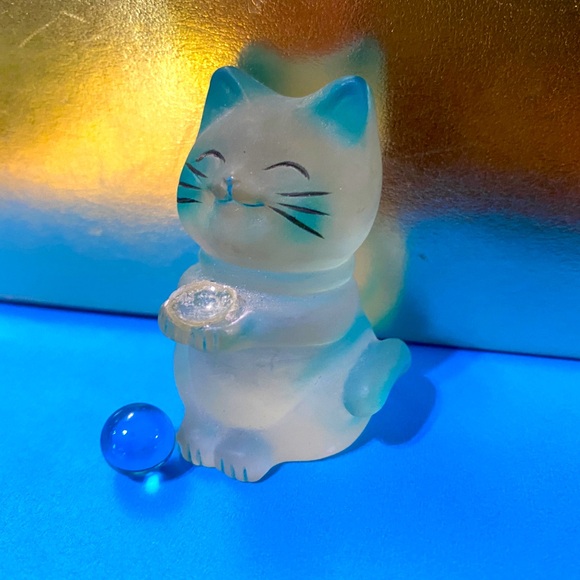 BLUE LUCKY SMILING CAT HOLING A BLUE BALL CAT HAS BLUE HIGHLIGHTS, CUTE 2” - Picture 9 of 10